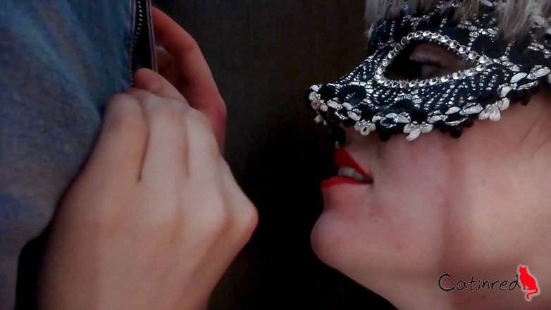 Catin Red: Tajemná milfka kouří velkého čůráka a stříká