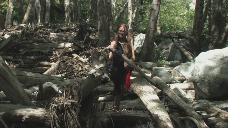 Toy Sluts: La hippie arrapata è un solo con la natura