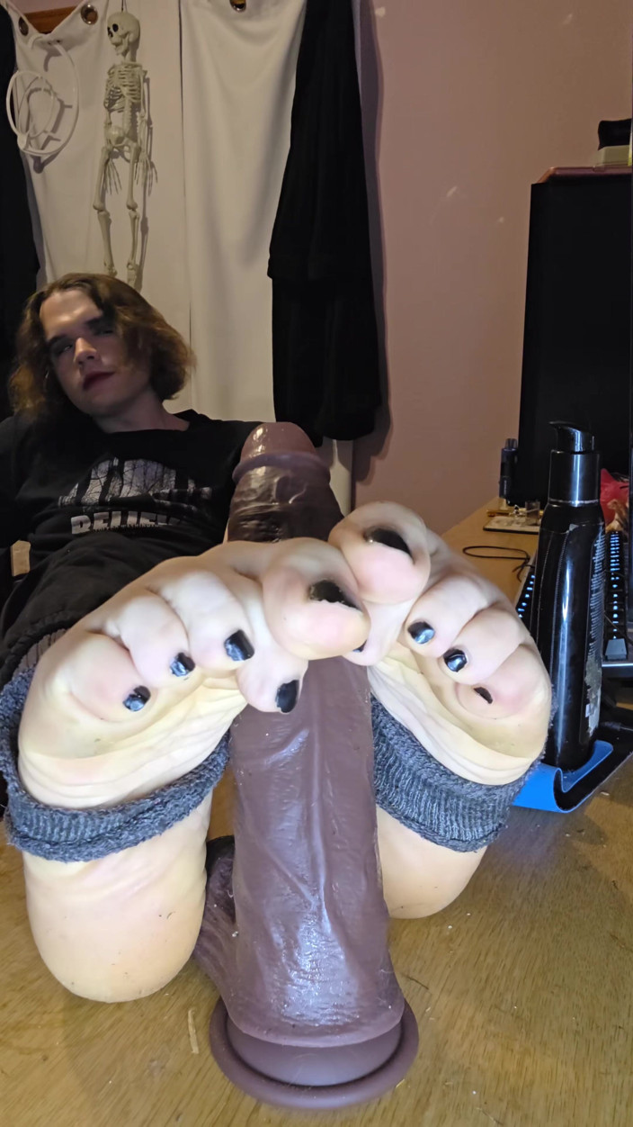 Mr Dimples: Il femboy fa un footjob al suo dildo bbc