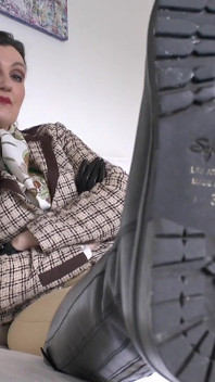 А тепер ти збираєшся лизати мої підошви, повія! Lady Victoria Valente