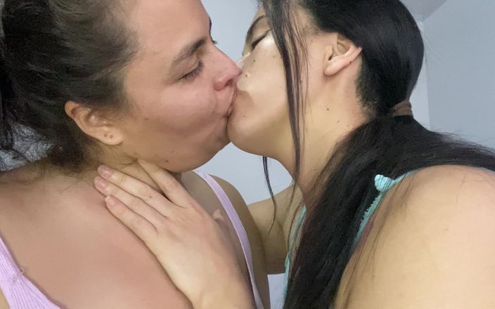 Zoe &amp; Melissa: जीभ से गहरा लेस्बियन चुंबन