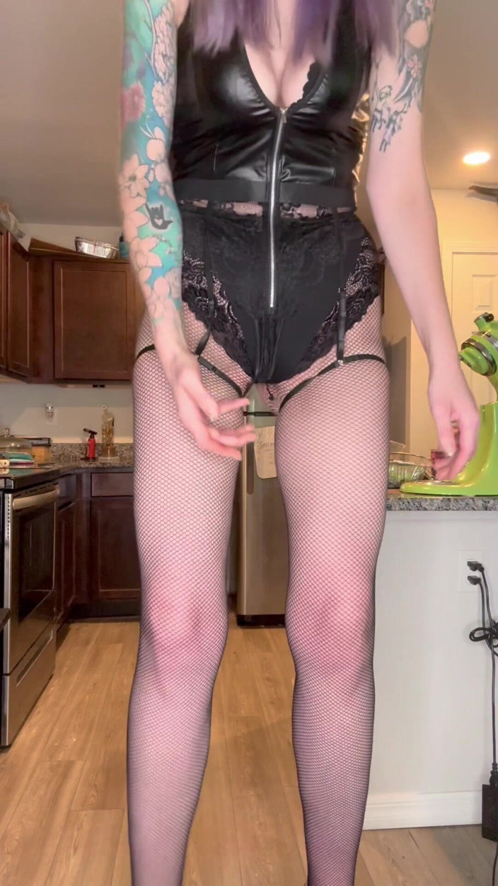 Peppermint Giantess: 73 гігантки готують на крихітній кухні