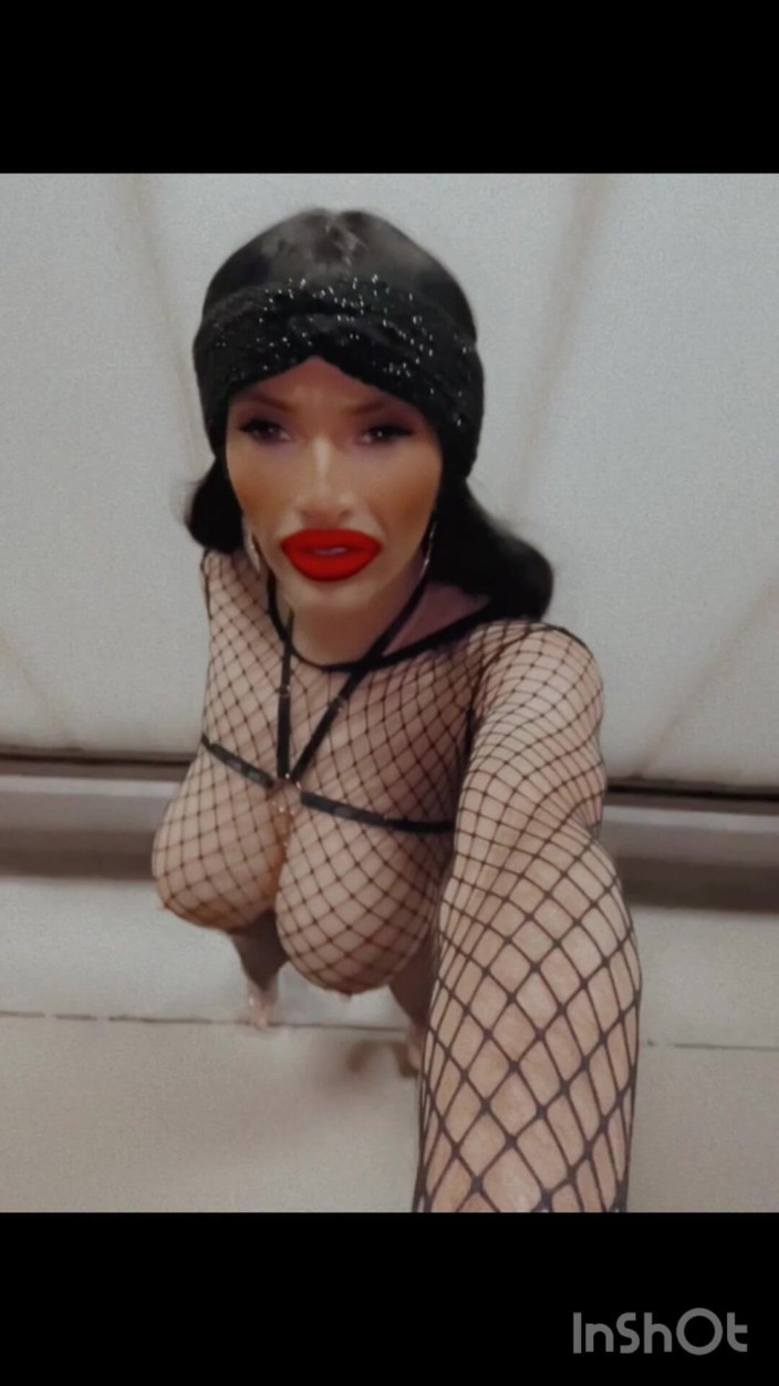 Sissy Slut Brianna: Zieh es zu mir hoch und fang an zu saugen......