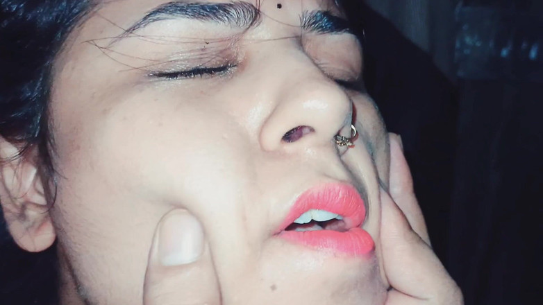 Hot Sis: सौतेले भाई के बड़े लंड के साथ लतिका कामुक चेहरा