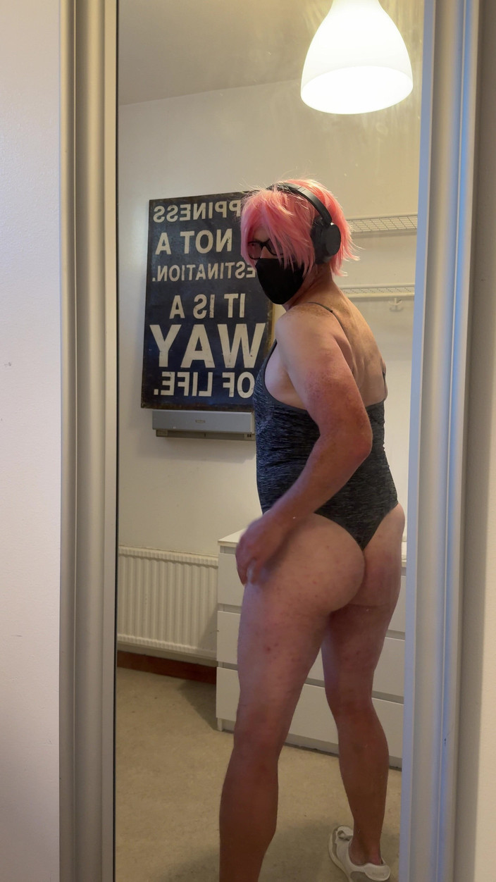 Julia Trans: Cermin, cermin di dinding