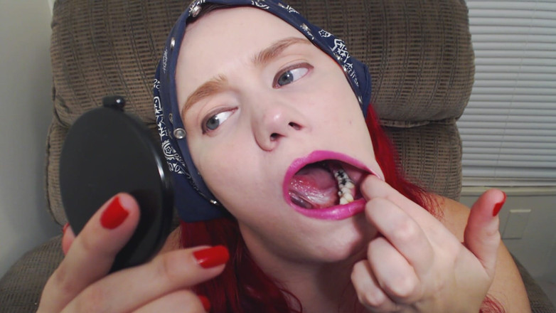 Scarlet Vixen: Fetiș cu dinți cu limba în gură cu Oglindă