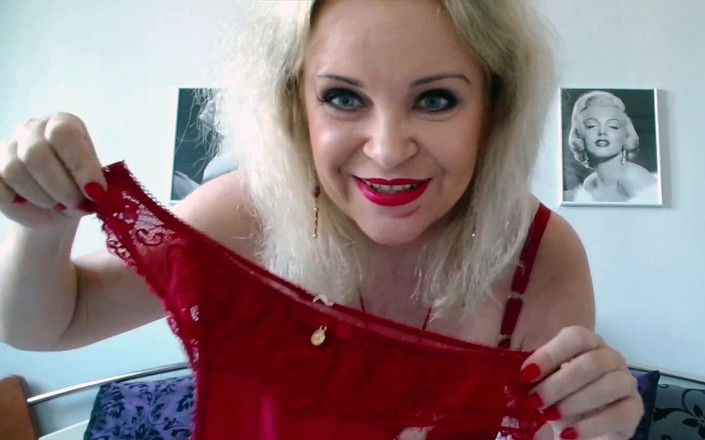 Misses_Jenny: Čichání mokrých kalhotek před odesláním k fanouškovi