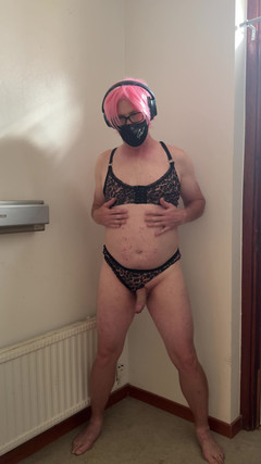 Julia Trans: Повія в рожевому грає і мастурбує, поки не кінчить