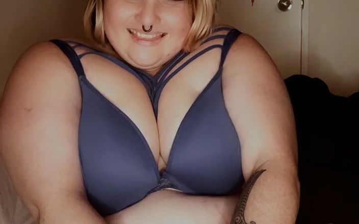 Lonely busty BBW: खूबसूरत पैरों वाली बड़े स्तनों वाली खूबसूरत विशालकाय महिला खेल रही है और चूस रही है