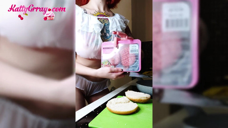 Katty Grray: Fată roșcată sexy se joacă senzual cu pizda în bucătărie - solo...