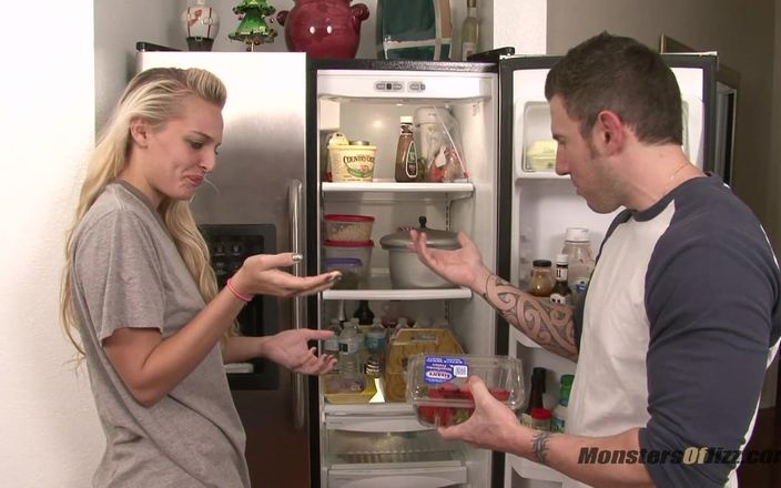 Monsters Of Jizz: Sexy blondýnka je úplně pokryta mrdkou