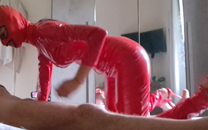 LauraOnHeels: MILFka v latexovém kombinéze kouří a polyká mrdku