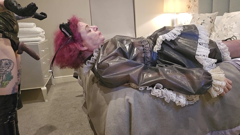Bigtiddygoth: Slečna Ruby Pvc Domme Throat šuká Sissy Služku s obrovským černým připínákem,...