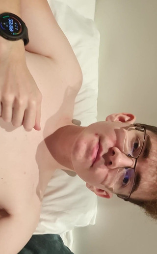 Prettyboi2000x: Burlándose de ti y dejándote verme follarme en mi culo...