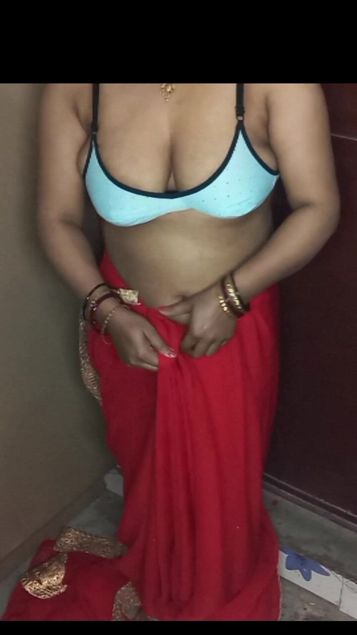 Manjushukla: 隆德饥渴的继妹正在用手指插她。