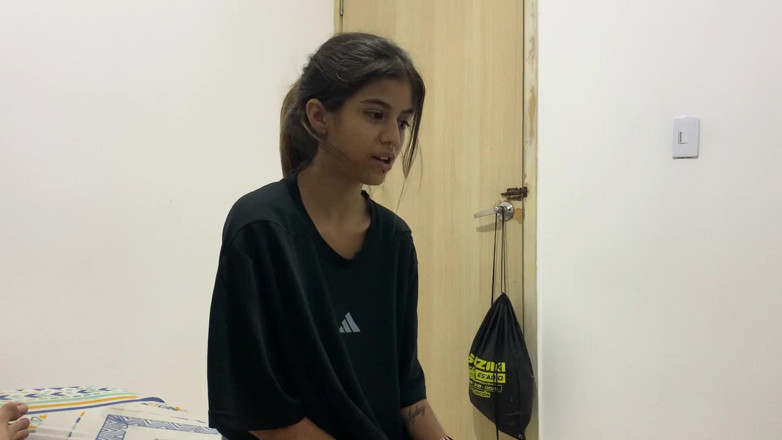 TUflacasex123: Tocando-me nas horas da noite, minha meia-irmã chega querendo para...