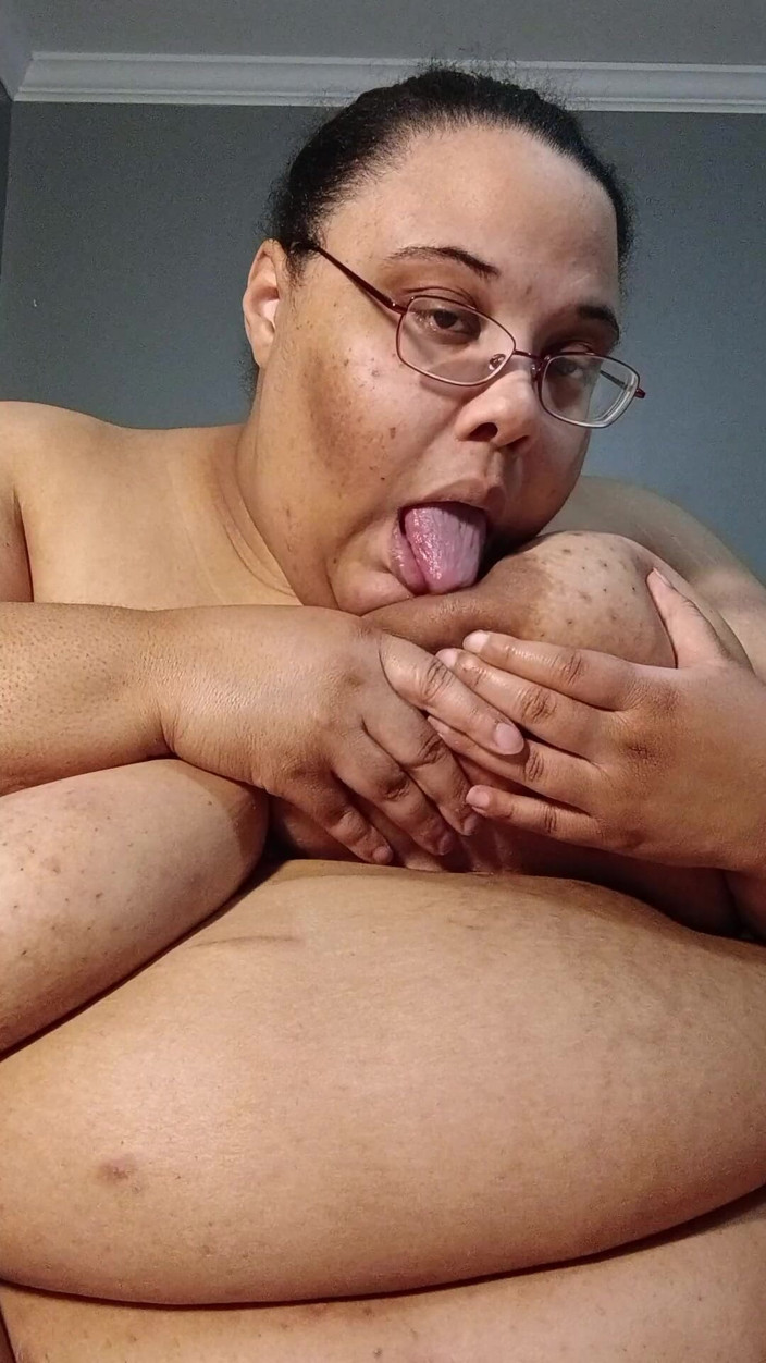 Jessica pigslut: Lamiendo mis pezones y jugando con mi jugoso coño gordo!