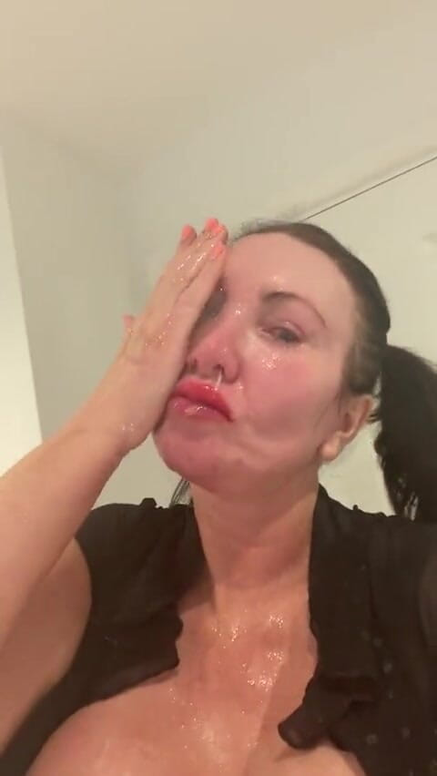 Sophie James: 極度の唾液鼻水顔を覆う