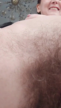 털이 많은 자위, 카메라 앞에서 즐거워하는 핫한 주부들