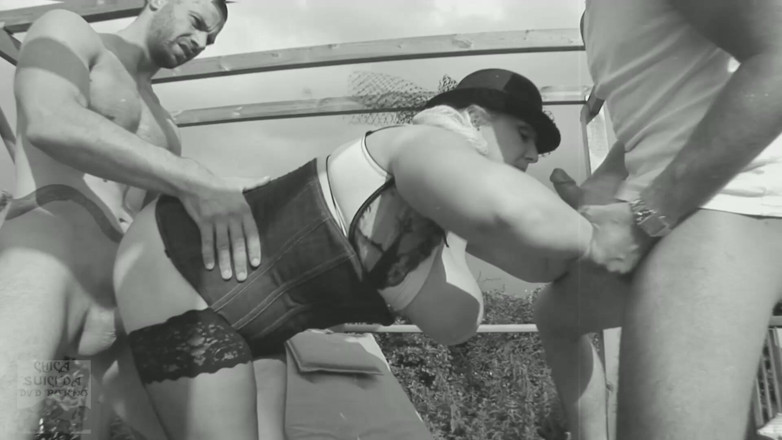 Chica Suicida DVD: Klassieke rondborstige bbw Kris geneukt door 2 hengsten