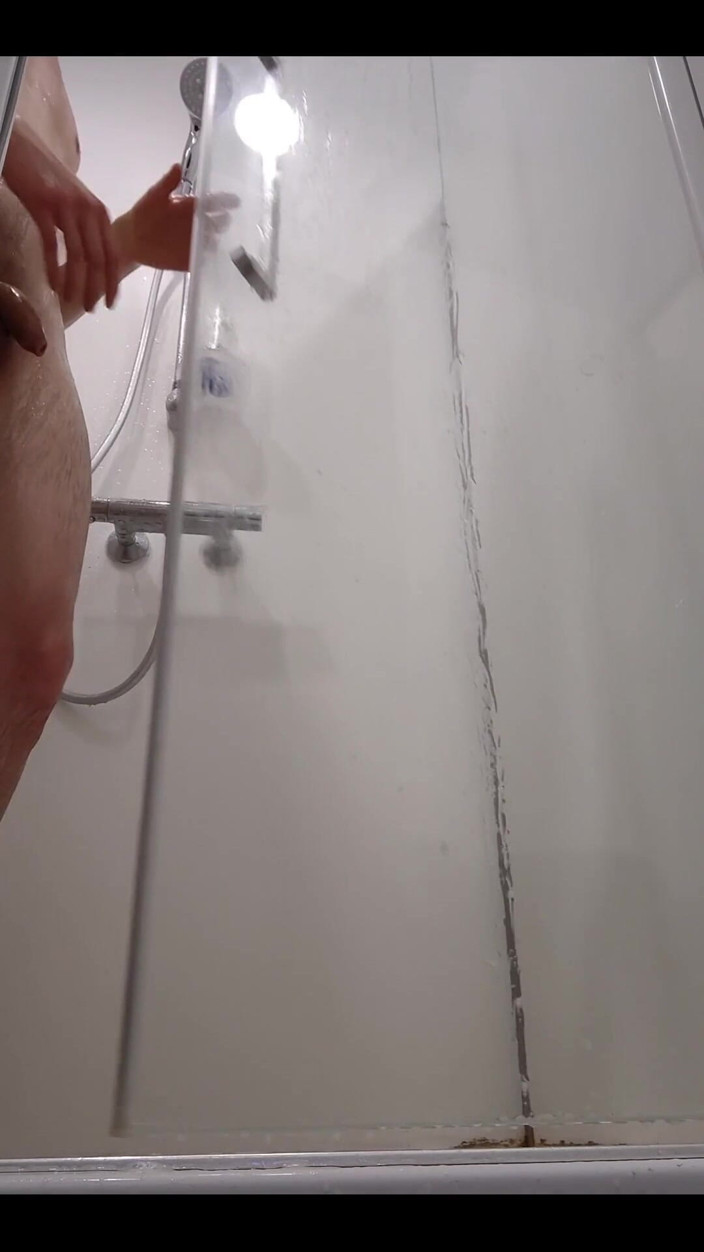 Snauwflake: Shower Time at Work