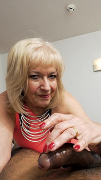 Britská babička GILF Sapphire Louise Mezirasové BBC honění