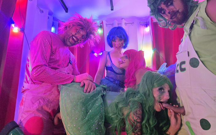 Cock Crazed Clowns: Lily Kink नंगा नाच के लिए गुलाबी और हरे लंड वाली सनक वाली जोकर से मिलती है