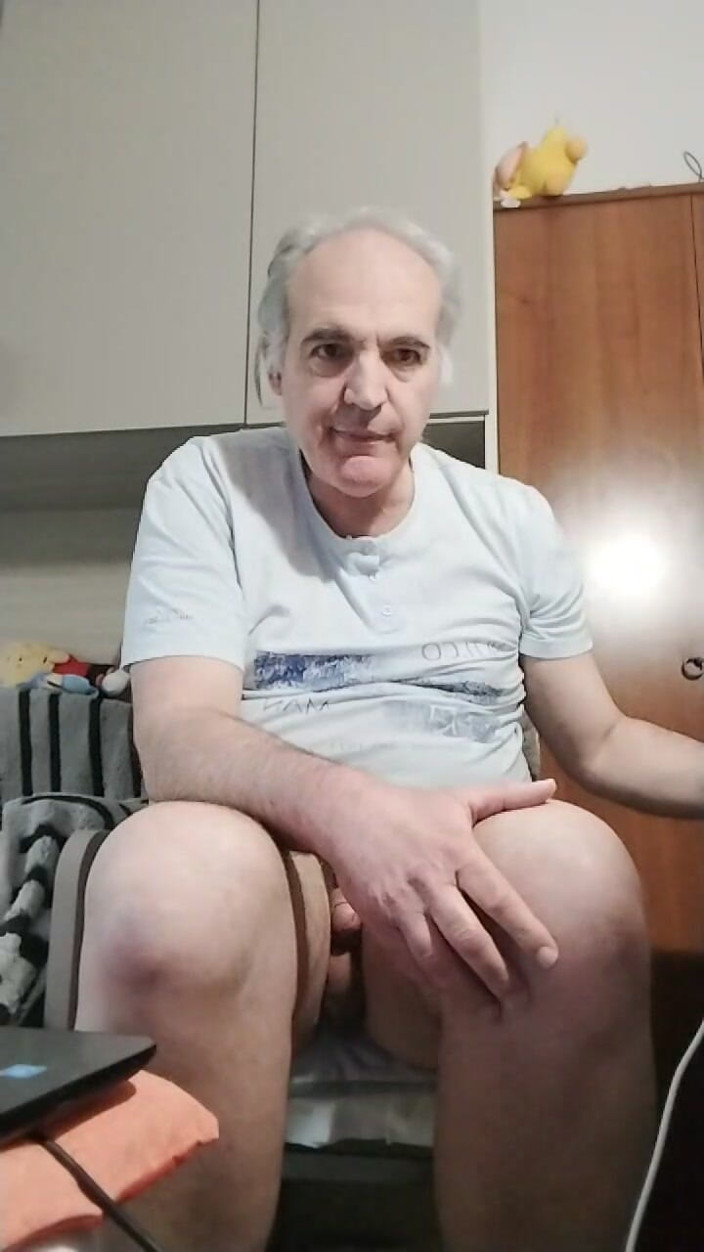 Setesesso7: Porn Show Online with Handjob and Piss in the Bottle
