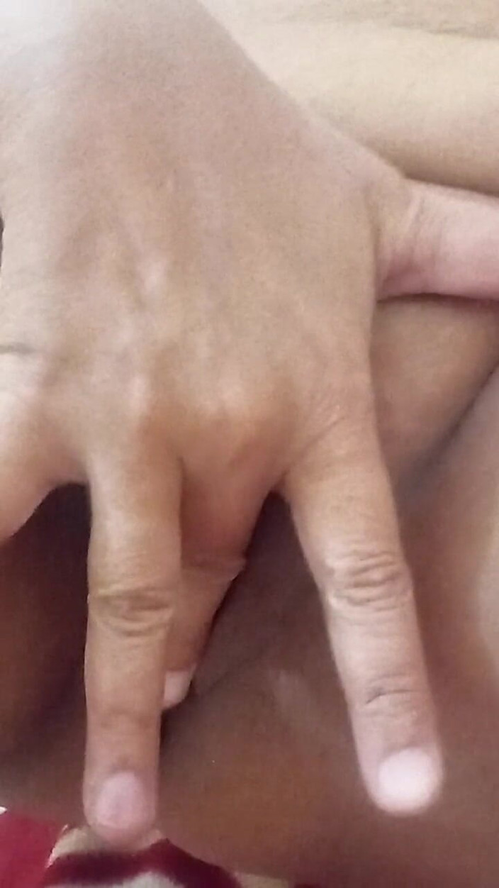 Bigbarrek: Istri semok lagi asik fingering memeknya