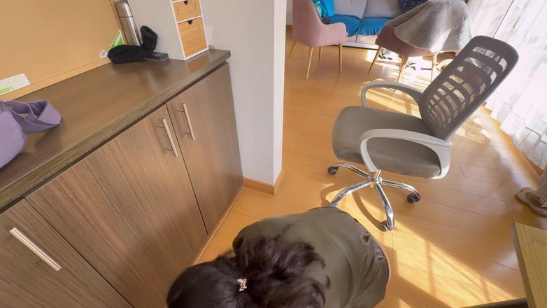 scarlettandc: Mi secretaria sacude su culo y me deja agarrar su...