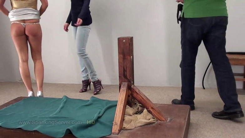 Spanking Server: Barra in hachelijke bondagepositie krijgt een zweep