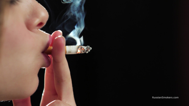 Russian Smokers: Ultra HD rosyjska piękność palenia papierosów nad morzem