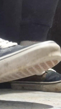 เท้าของฉันในรองเท้า Vans