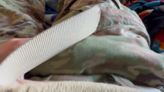 Gay Soldier Stuff: Armeesoldat wichst dabei, die rot-weißen Boxer seines Sarge zu tragen...
