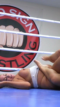 Jess West vs Bonnie Blacked, combat sexuel avec un gode