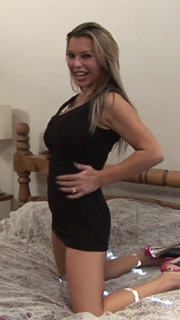 Büyük Memeli Ateşli Orta Yaşlı Seksi Kadın En Sevdiği Vibratörle Kendini Tatmin Ediyor