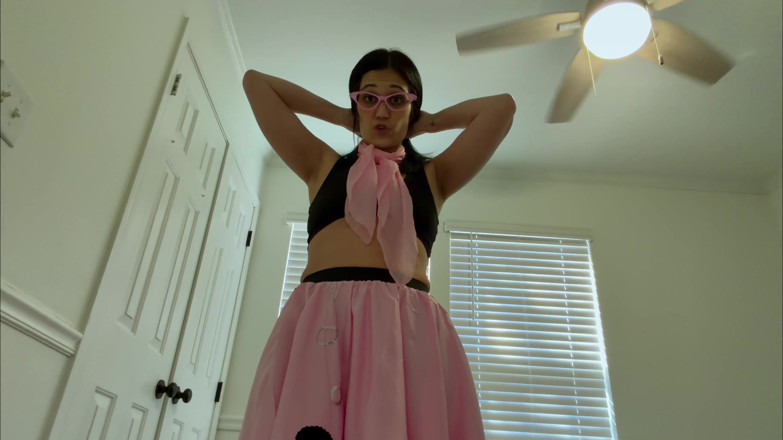 Kink in Time: Devyn's Sultry '50-an Giantess Fantasy 4K Pov Tiny Thrills Menanti!
