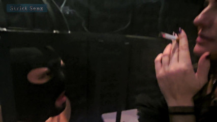 Strict Senz: Lady Zara Il Mio Posacenere Umano in Gabbia Mobili Umani...