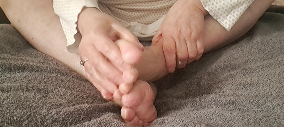 Mommy big hairy pussy: Мачеха смягчает свои ступни сливками
