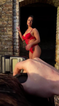 Duits bochtig meisje Maria tiener misleid om buitenshuis te neuken door een man met een grote lul tijdens een modeljob in Berlijn
