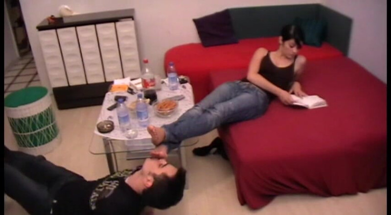 Femdom Austria: Füße am couchtisch lecken