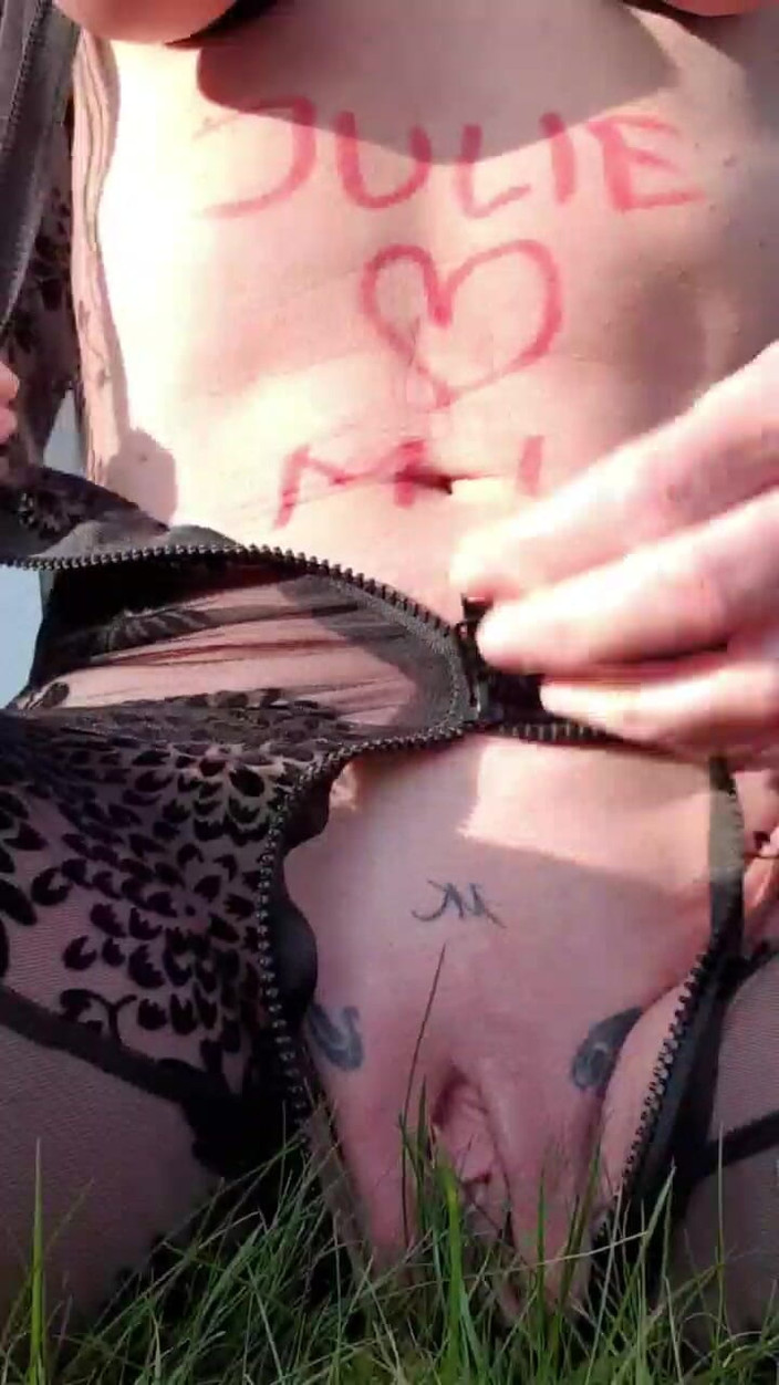 JulieEroticDress: Cewek sange ini muncrat di luar ruangan sampai muncrat berkali-kali