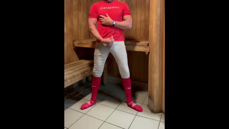 JockDad87: 野球用具を着たJockdad87とロッカールームでアルファを楽しむ