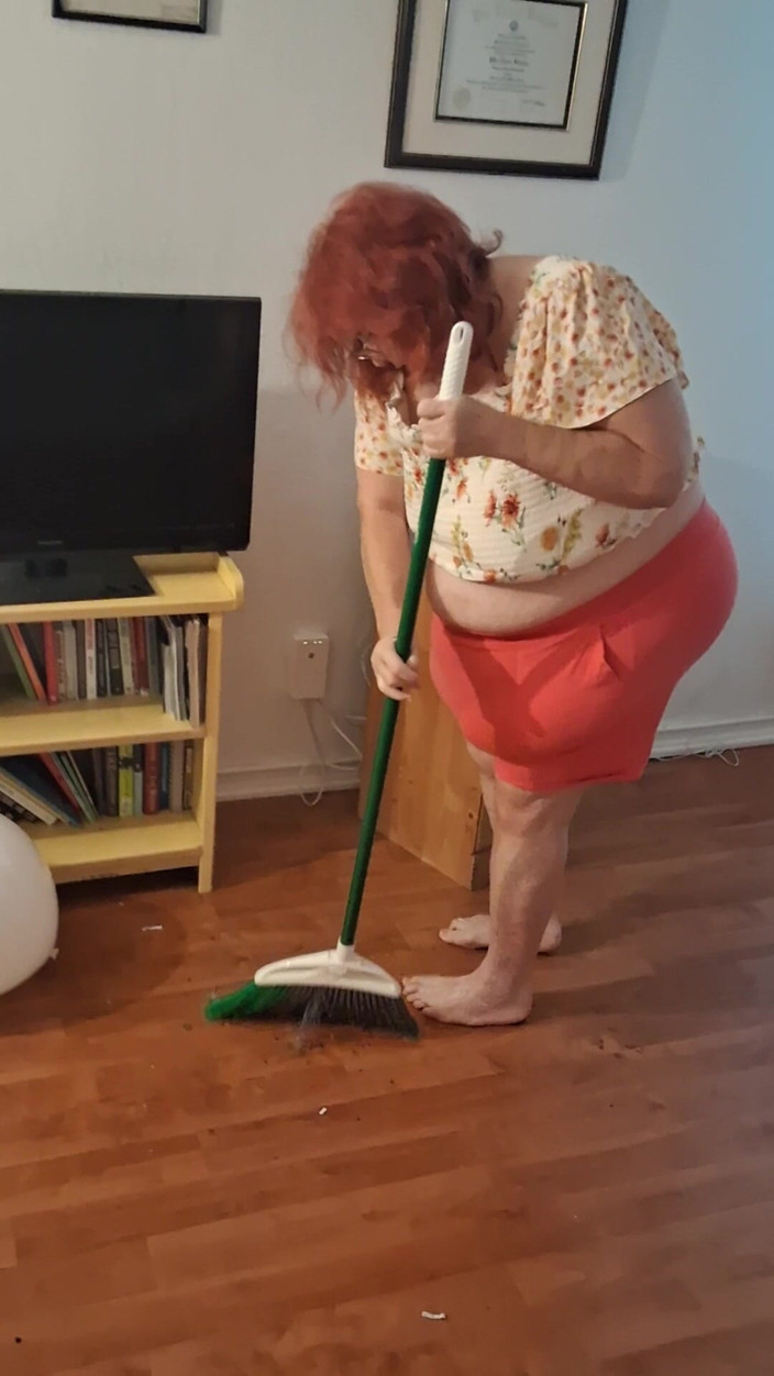 BBW nurse Vicki adventures with friends: Grande barriga beleza enfermeira Vick limpa o chão bagunçado