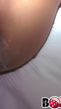 Schätzchen Mit Dicken Titten Fingert Arschloch Beim Masturbieren Mit Großem Dildo