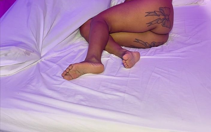 Leyne Rodriguez: Mama vitregă țâțoasă Leyne Rodriguez futută de fiul vitreg excitat în fața...