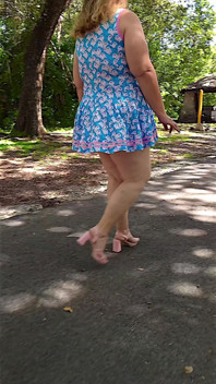 Jamdown26_da0603 - gordinha sexy gostosa andando ao ar livre no parque vestindo mini vestido e salto alto