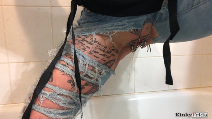 Dominatrix Frida: Pissing compilation - ragazza con piercing e tatuata - pantaloni piscio