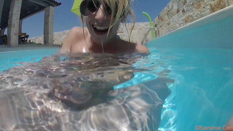 Sammie Cee: Mamada en la piscina bajo el agua y corrida