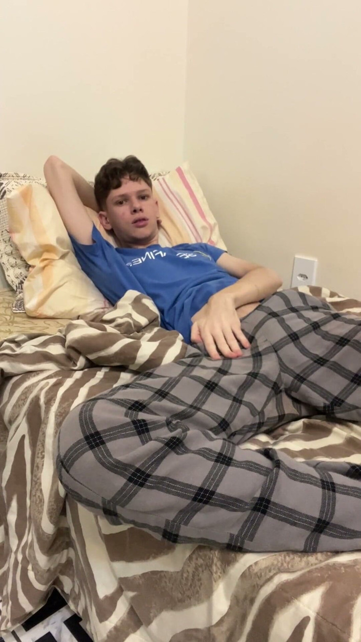 Kedoimath: Twink Showing Everything in the Bed Waiting for a Stepdaddy...